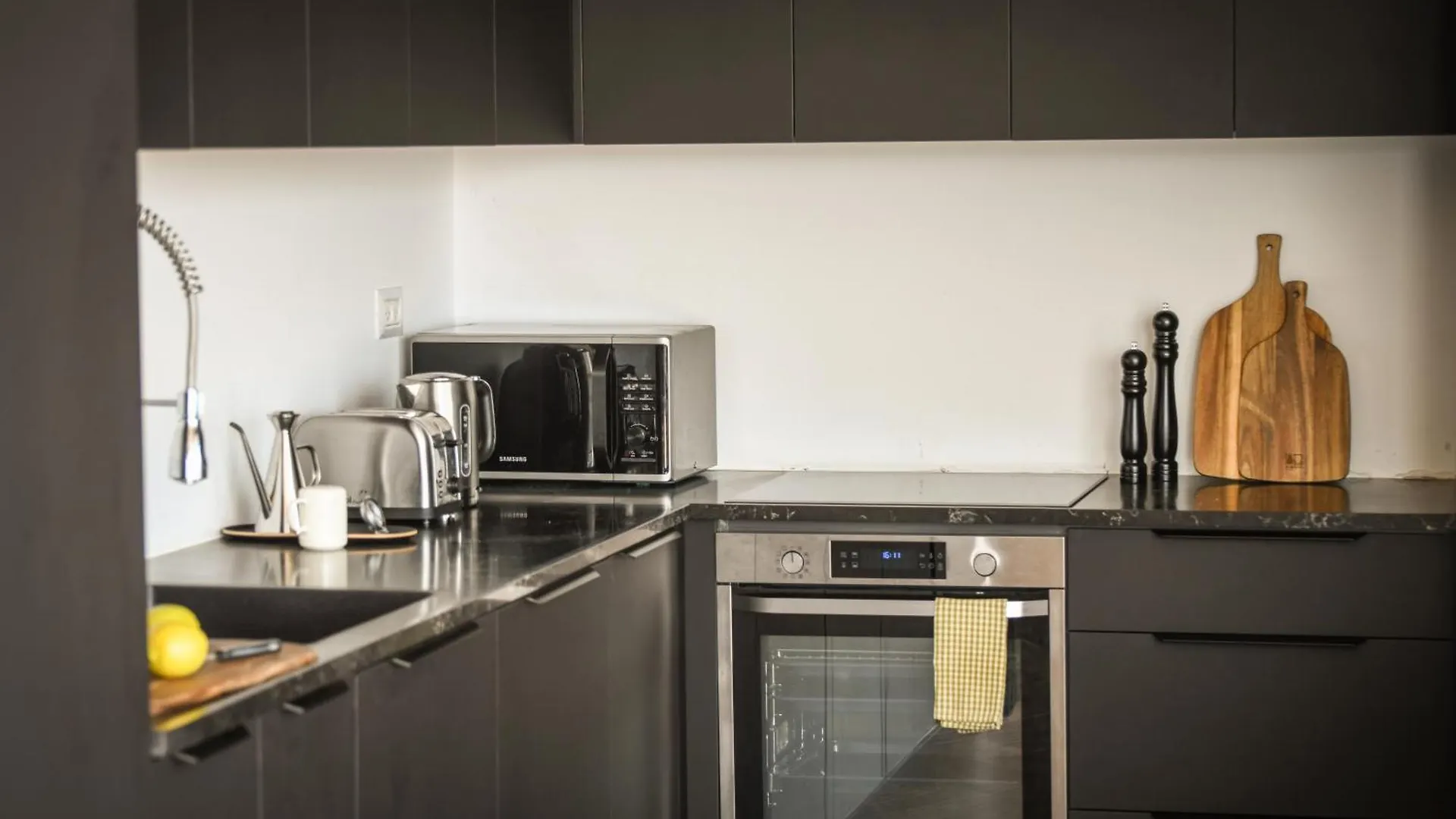 Stunning 2Br Apartment With Balcony And Ocean View In The Heart Of Haifa By Sea N' Rent