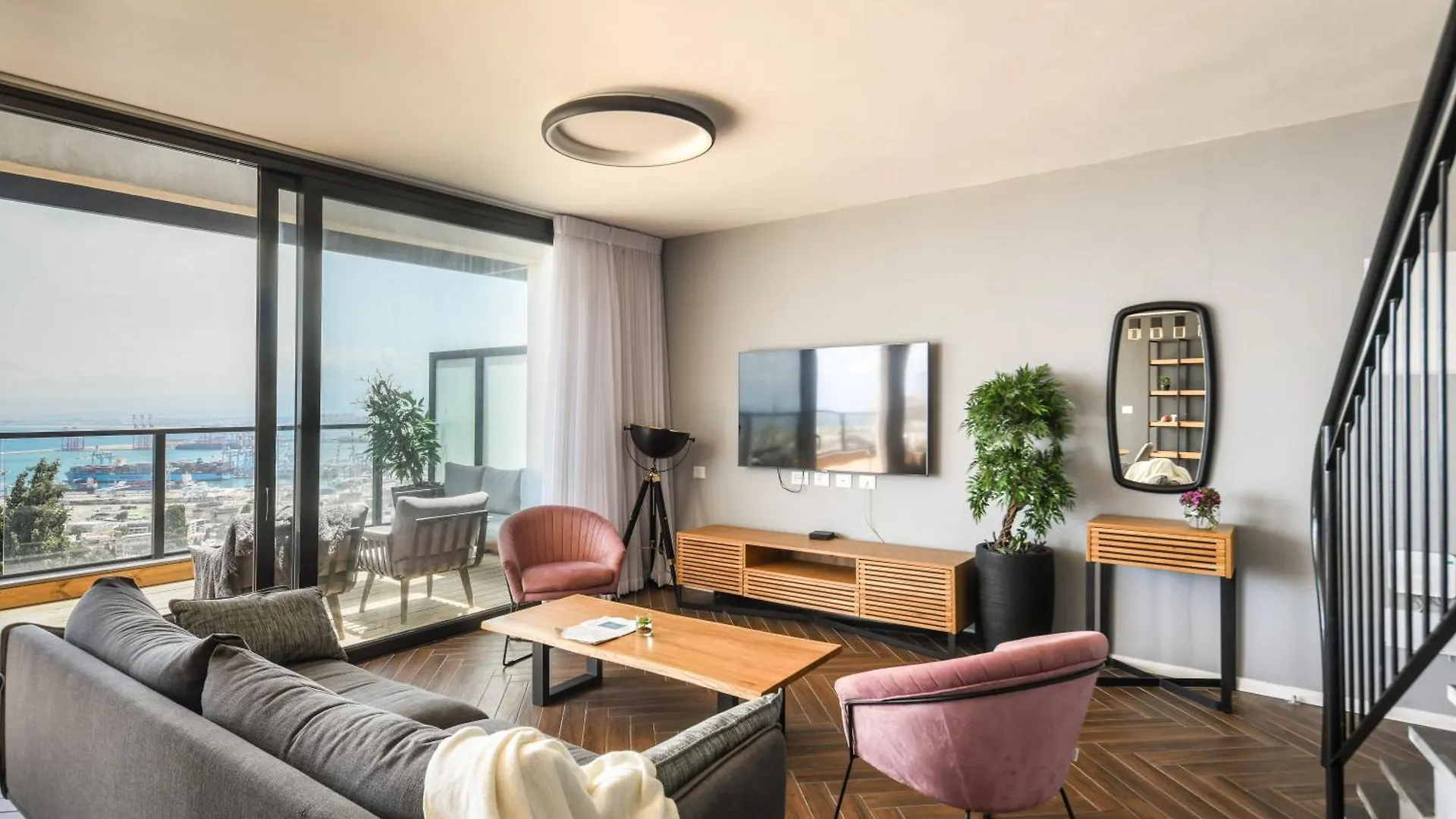 Stunning 2Br Apartment With Balcony And Ocean View In The Heart Of Haifa By Sea N' Rent