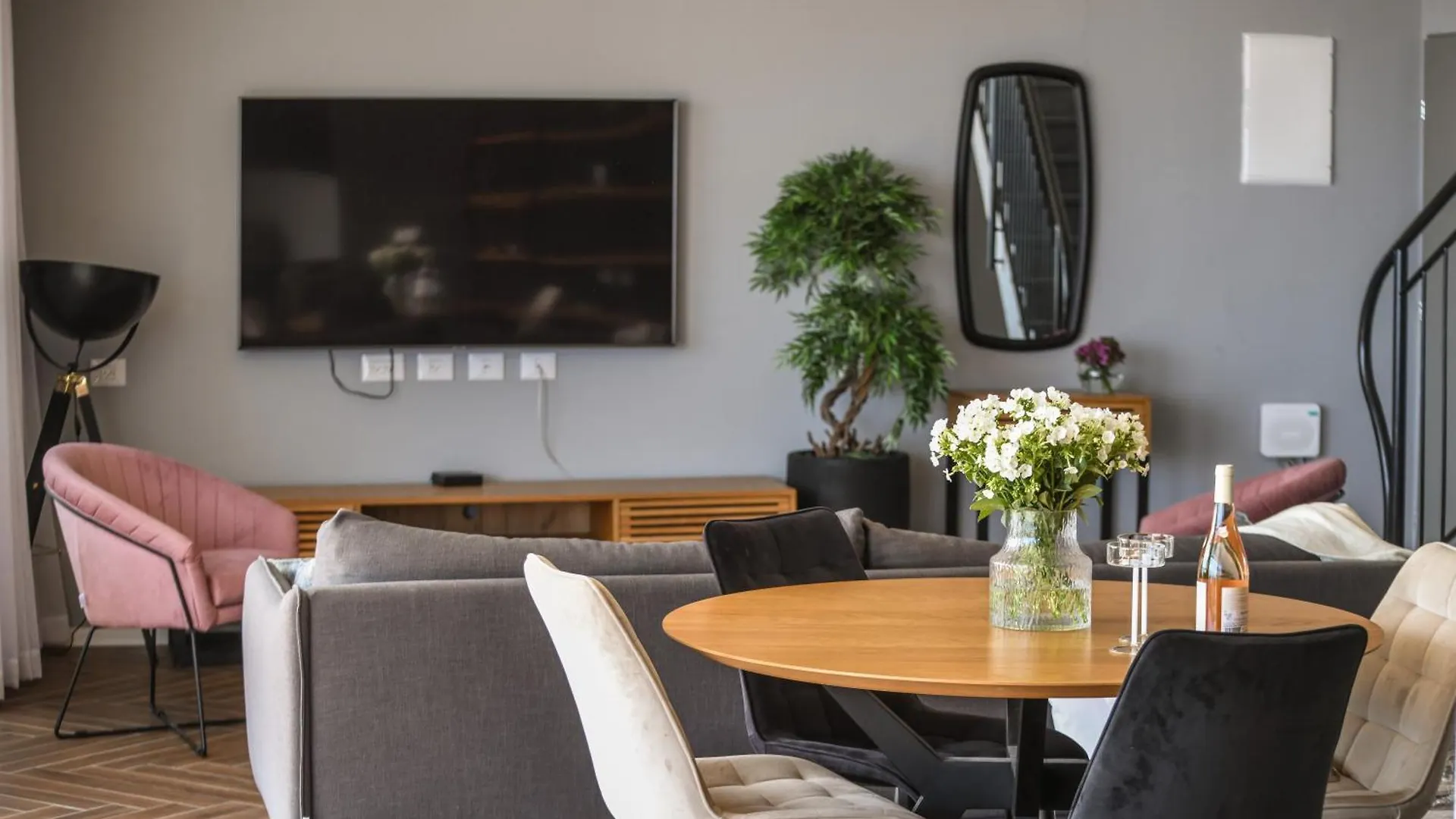 Stunning 2Br Apartment With Balcony And Ocean View In The Heart Of Haifa By Sea N' Rent