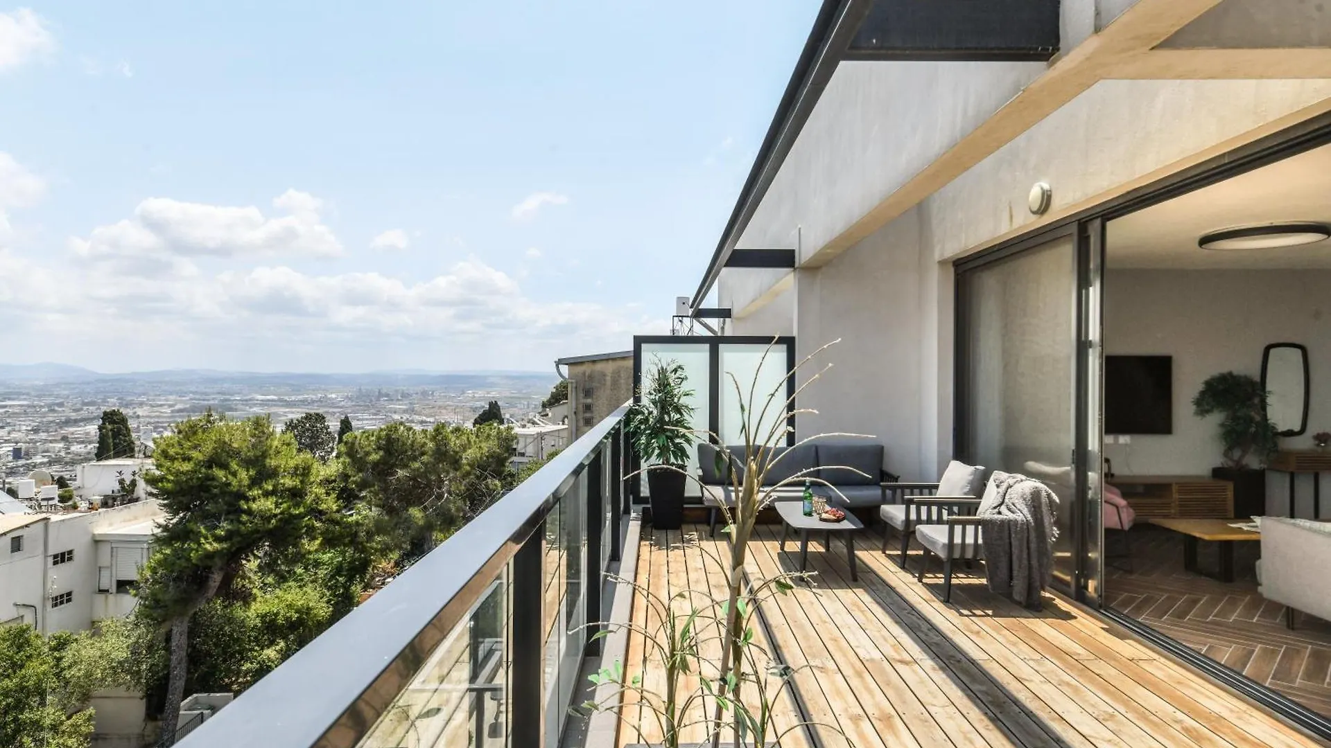 Stunning 2Br Apartment With Balcony And Ocean View In The Heart Of Haifa By Sea N' Rent